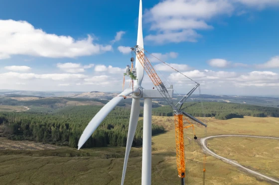 Overview of Global Wind Projects' onshore wind services, including technician support, major component exchanges, turbine maintenance, blade repairs, and painting. The company also delivers full crane and installation services, consultancy on lift planning, crane specifications, and design support for hard-standing areas to improve crane efficiency.